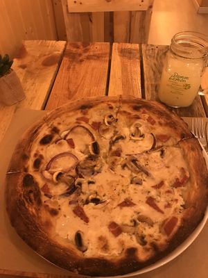 Mushroom/red onion/fake meat pizza at Masa Madre in Madrid
