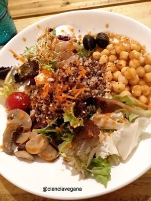 Ensalada de quinoa y legumbres (primer plato del menú del día) at Masa Madre in Madrid