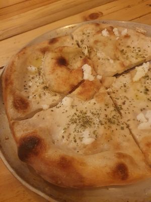 Pizza 4 quesos at Masa Madre in Madrid