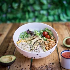 Urban Bowl. Arroz integram, legumbres, mezclum, aguacate, maíz dulce, brotes de alfalfa y vinagreta de frambuesas. 
 at Masa Madre in Madrid