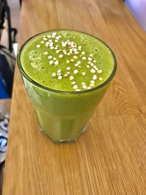 Smoothie verde con frutas y bayas  at Bunny's Deli in Madrid
