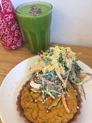 Smoothie verde y quiche at Bunny's Deli in Madrid