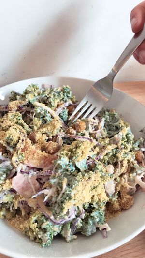 caesar kale salad with cashew sauce and roasted chickpeas!! // ensalada cesar de kale con salsa de anacardos y garbanzos!! at Bunny's Deli in Madrid