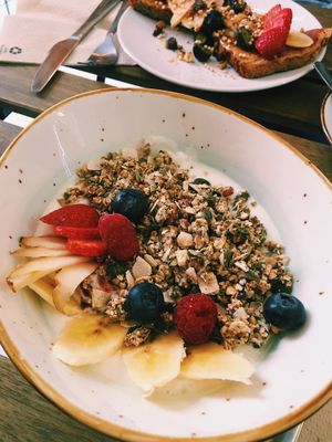 Bol de fruta con yogur de soja (opción de coco también) y granola sin gluten at Bunny's Deli in Madrid