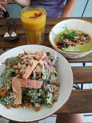 crema fria de melon y pepino, ensalada cesar de kale y smoothie at Bunny's Deli in Madrid