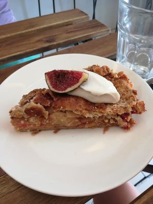 tarta de manzana y frambuesa at Bunny's Deli in Madrid
