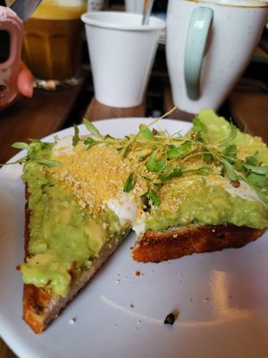 אבוקדו  at Bunny's Deli in Madrid