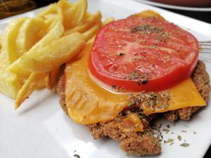 MILANESA: ESCALOPES DE SEITÁN CON SALSA
DE TUCO, MOZZARELA VEGANA Y TOMATE
NATURAL at V de Vegetta in Mostoles