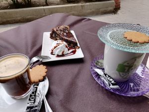 Café y postre at V de Vegetta in Mostoles