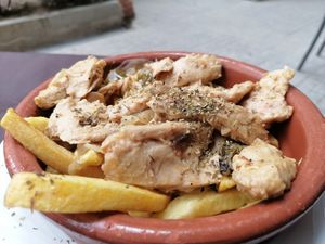 POLLO A LA RIOJANA: HEURA GUISADO CON
CEBOLLA, AJO, Y PIMIENTOS, ACOMPAÑADOS
DE PATATAS. at V de Vegetta in Mostoles