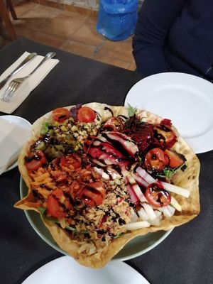 ensalada con queso de cabra, cebolla frita, remolacha... at V de Vegetta in Mostoles