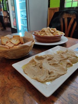Hummus y pollo a la riojana at V de Vegetta in Mostoles