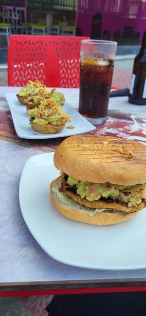 Burger met guacamole en aardappels met guacamole at Bokita Hamburgueseria in Zaragoza