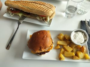 Hamburguesa tres quesos y uno de los bocadillos de fondo at Bokita Hamburgueseria in Zaragoza