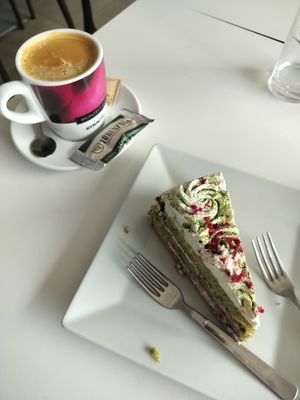 Tarta de té matcha y un café con leche de soja at Bokita Hamburgueseria in Zaragoza