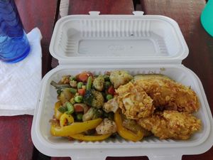 Heri Heri, mix groente, aardappel wegens en gefrituurde tofu at Vegan Spark in Paramaribo