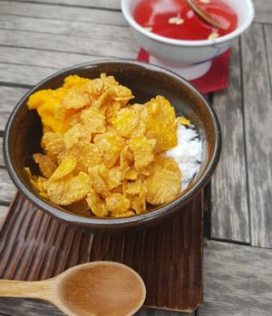Pumpkin smoothie (frozen milk, pumpkin puree and cornflakes) and vegan omija tea (오미자차) at Da-hyang-man-dang in Seoul