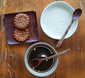 Jujube tea 대추탕 (vegan)
Green tea latte 녹차라떼 (with milk)
vegan Yakgwa 약과 at Da-hyang-man-dang in Seoul