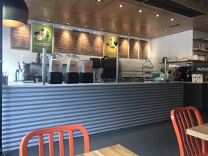 Tuesday morning in Canmore 👌🏻 at Mountain Juice Cafe in Canmore