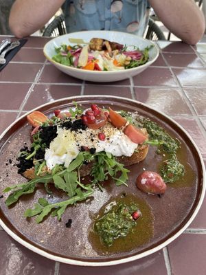 Toast met vegan ricotta (en rucola, venkel, radijs, chimichurri etc) en spicy quinoa salade met tempeh spiesje  at Gember in Horst