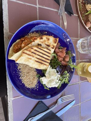 Naan ipv mozarella hebben ze er vegan feta op gedaan, heerlijk!   at Gember in Horst