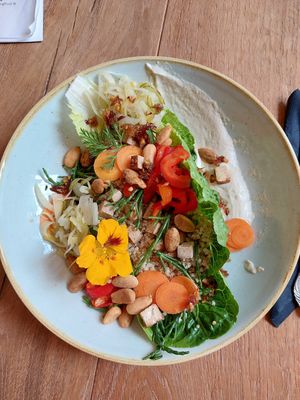Spicy quinoa salade met gerookte tofu ipv tempeh at Gember in Horst