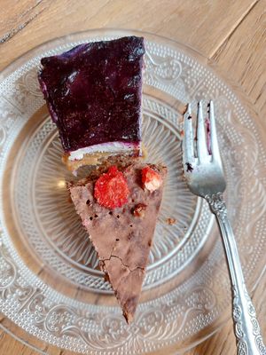 Twee soorten gebakjes at Gember in Horst