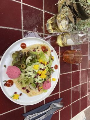 Naan met o.a. vegan tzaziki en hummus  at Gember in Horst