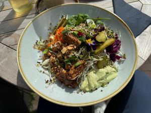 Heerlijke salade met onder andere temphe, pindasaus en rijstnoedels    at Gember in Horst