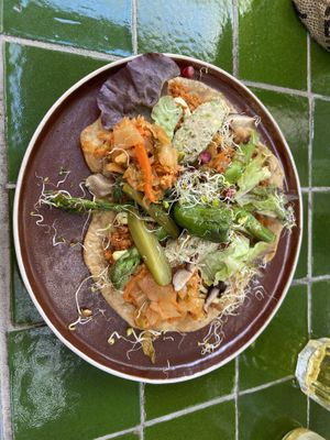 Naan met o.a. notenspread en kimchi  at Gember in Horst