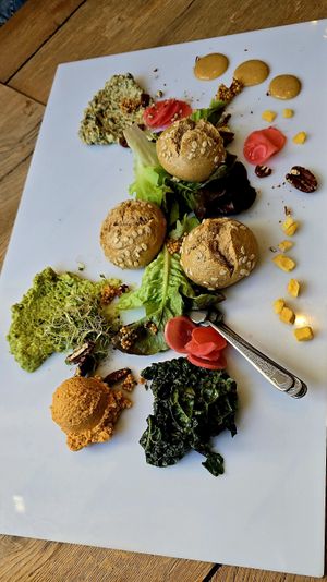 Vegan plate at Gember in Horst