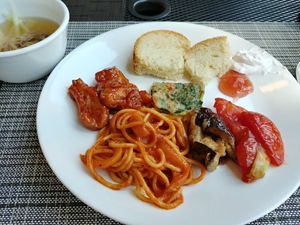 토미토 스파게티와 직접 구운 빵 at Loving Hut - Yangjae Juam in Gyeonggi-do