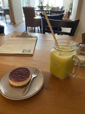 Raspberry/strawberry cheesecake (very tasty) and shake of the week with orange juice, banana and celery (allright)  at Logica Cafe Restaurant in Leiden