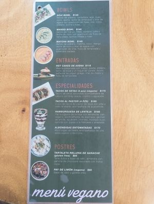 Tienen menú vegano y todo bien excepto por los hot cakes de avena ya que utilizan huevo y yogurt griego que son productos de origen animal at Silverio Urban Coffee & Shop in Queretaro