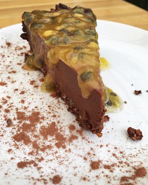 Ganache Pie: Cacau em pó, manteiga de cacau, Amêndoas, castanhas de caju, tâmaras, Chia, Nibs de cacau e calda de Maracujá  at Urban Farmcy in Porto Alegre