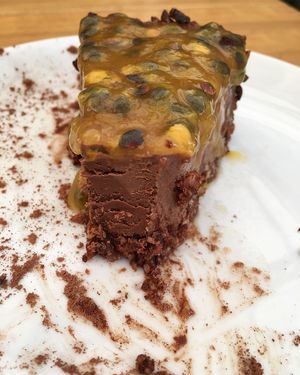 Ganache Pie: Cacau em pó, manteiga de cacau, Amêndoas, castanhas de caju, tâmaras, Chia, Nibs de cacau e calda de Maracujá  at Urban Farmcy in Porto Alegre