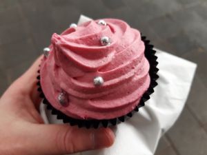 Strawberry cupcake at Schön Klar Coffee - Eis eis Baby in Mannheim