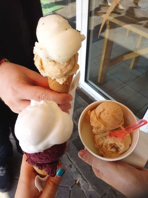 Vlnr: Kokos und Heidelbeer, Zitrone-Basilikum und Haselnuss, zweimal Haselnuss at Schön Klar Coffee - Eis eis Baby in Mannheim