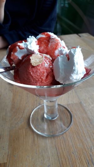 Vegan red fruit cup with strawberry, vanilla (you can choose 3 flavours), strawberry sauce, fruit jam and vegan cream at Schön Klar Coffee - Eis eis Baby in Mannheim