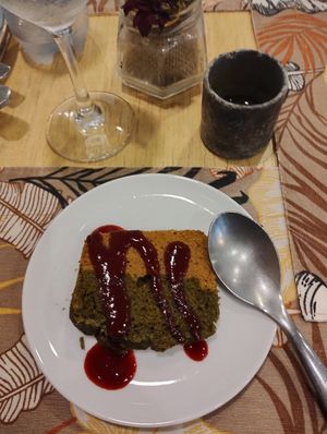 Corn and spirulina cake at Raw Porto Alegre in Porto Alegre