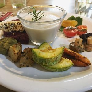 Fondue de castanhas com alecrim + mini quiche, mini falafel de lentilha, Beringela Defumada, abobrinha com páprica, batatinha, cenoura com cúrcuma açafrão tomatinhos, cogumelo, pão de lentilha germinada Damasco, banana Figo com crosta de castanhas  at Raw Porto Alegre in Porto Alegre