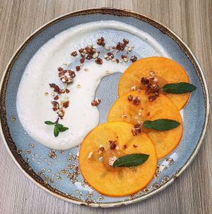 Sobremesa linda e deliciosa, Carpaccio com creme de baunilha e granola raw  at Raw Porto Alegre in Porto Alegre