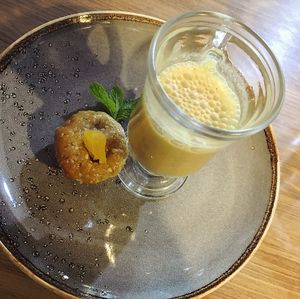 Chai (Leite de Amêndoas cúrcuma e especiarias) e Muffin de Damasco Raw  at Raw Porto Alegre in Porto Alegre