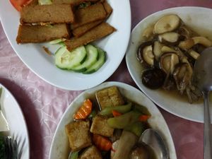 Dinner dishes at Wan Fo Yuan in Kuala Lumpur