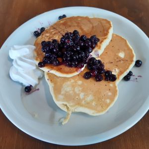 Vegan pancakes with blueberries and cream (from the special breakfast menu) at Hausboot in Ludwigshafen