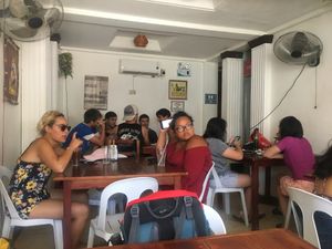 Always full at Ven'z Kitchen in Moalboal