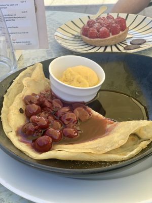 Vegane Pfannkuchen mit Sorbet und ein Himbeertörtchen ❤️  at Cafe Pause in Freudenstadt