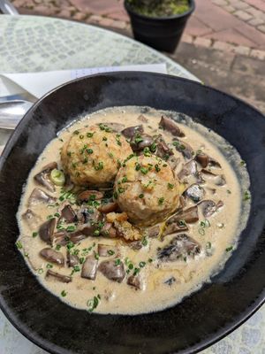 vegane Knödel mit Pilzrahmsoße at Cafe Pause in Freudenstadt