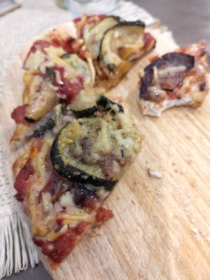 Gut gewürztes Pizzabrot at Cafe Pause in Freudenstadt