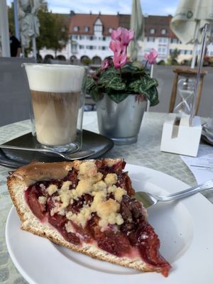Veganer Zwetschkenkuchen und Latte Macchiato mit Mandelmilch at Cafe Pause in Freudenstadt